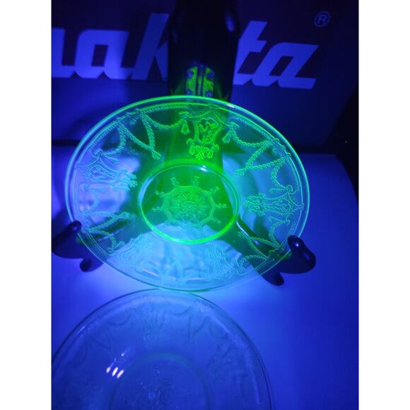 Uranium Glass Plates 2 Ultra Rare Victorian Flower Sailor Wheel Like Design Glow - Picture 4 of 8